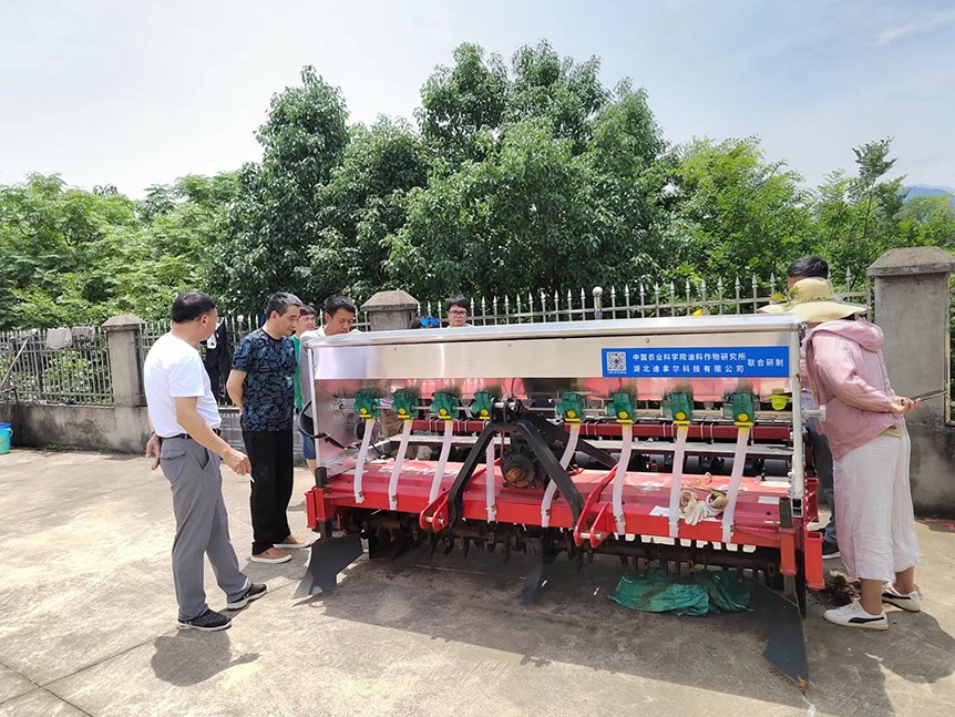 江西省農業技術推廣中心和瑞昌市農機站領導來公司視察黑芝麻播種及播種機使用情況